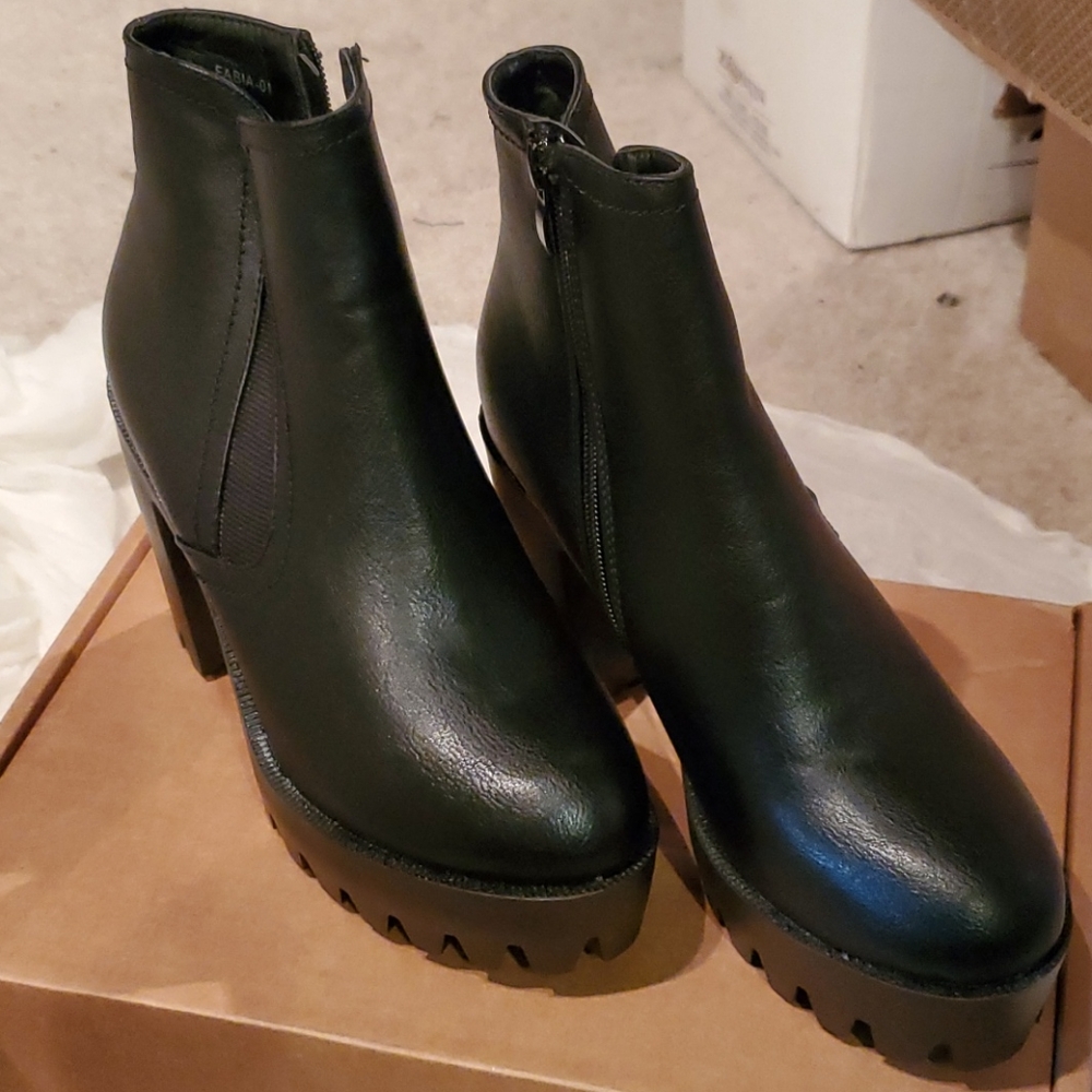 BLACK HI-TOP BOOTS 6.5 FABIA